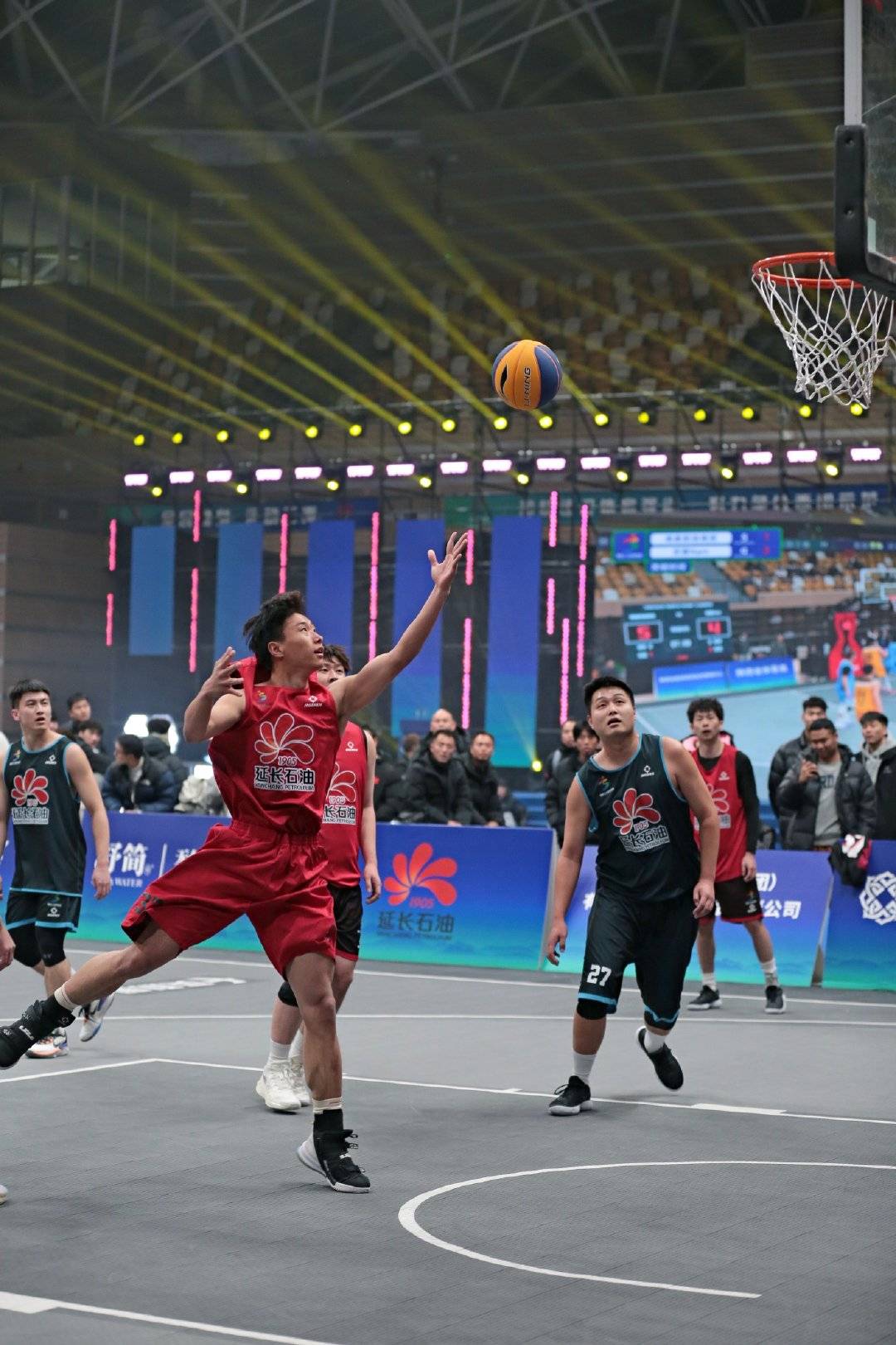 体坛巨星热情助阵篮球赛事，现场气氛热烈的简单介绍