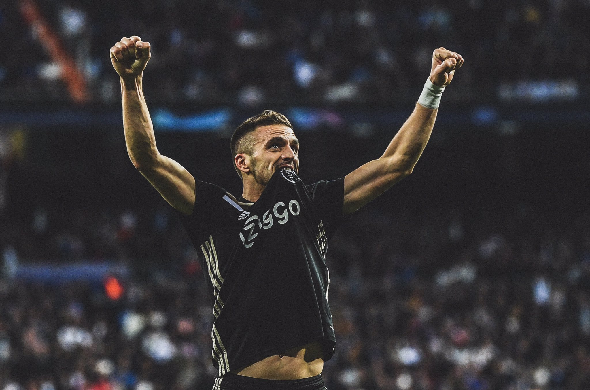 阿贾克斯火力全开,迎来胜利佳音的简单介绍 阿贾克斯火力全开,迎来胜利佳音的简单介绍