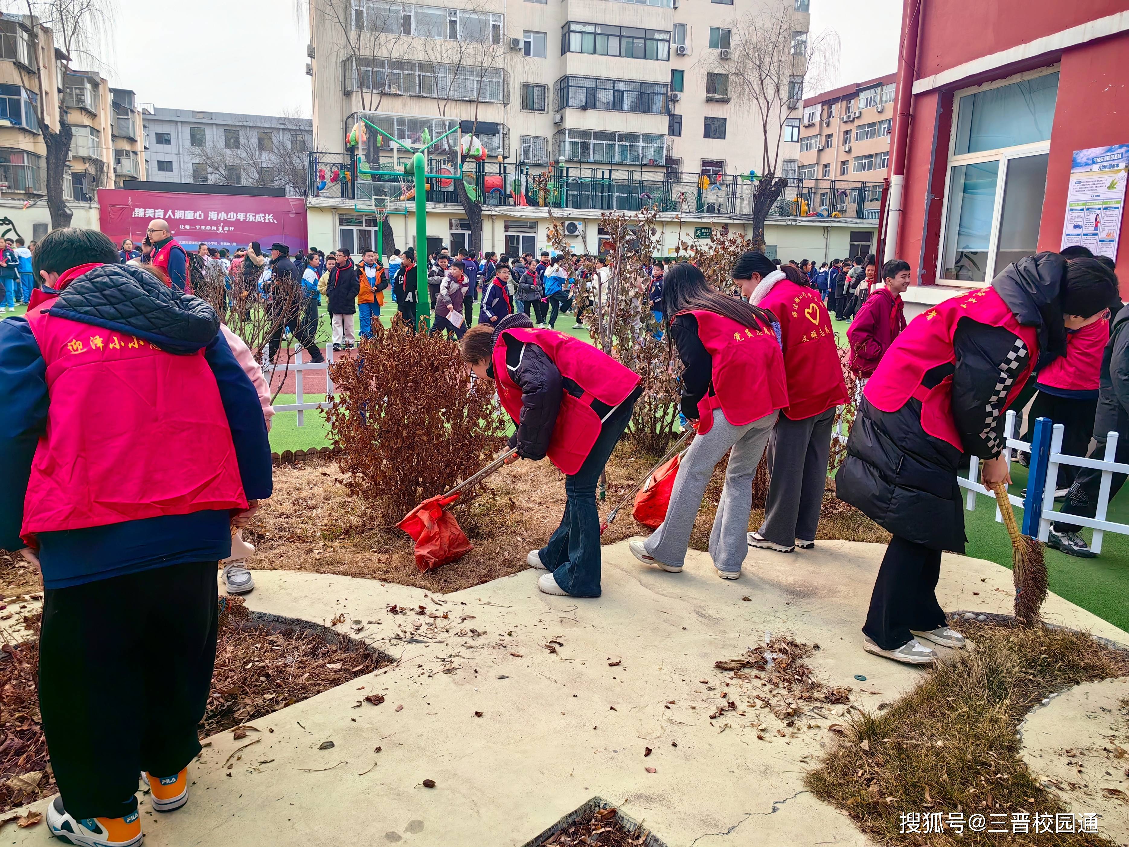队员们默契配合，团结拼搏赢得胜利的简单介绍