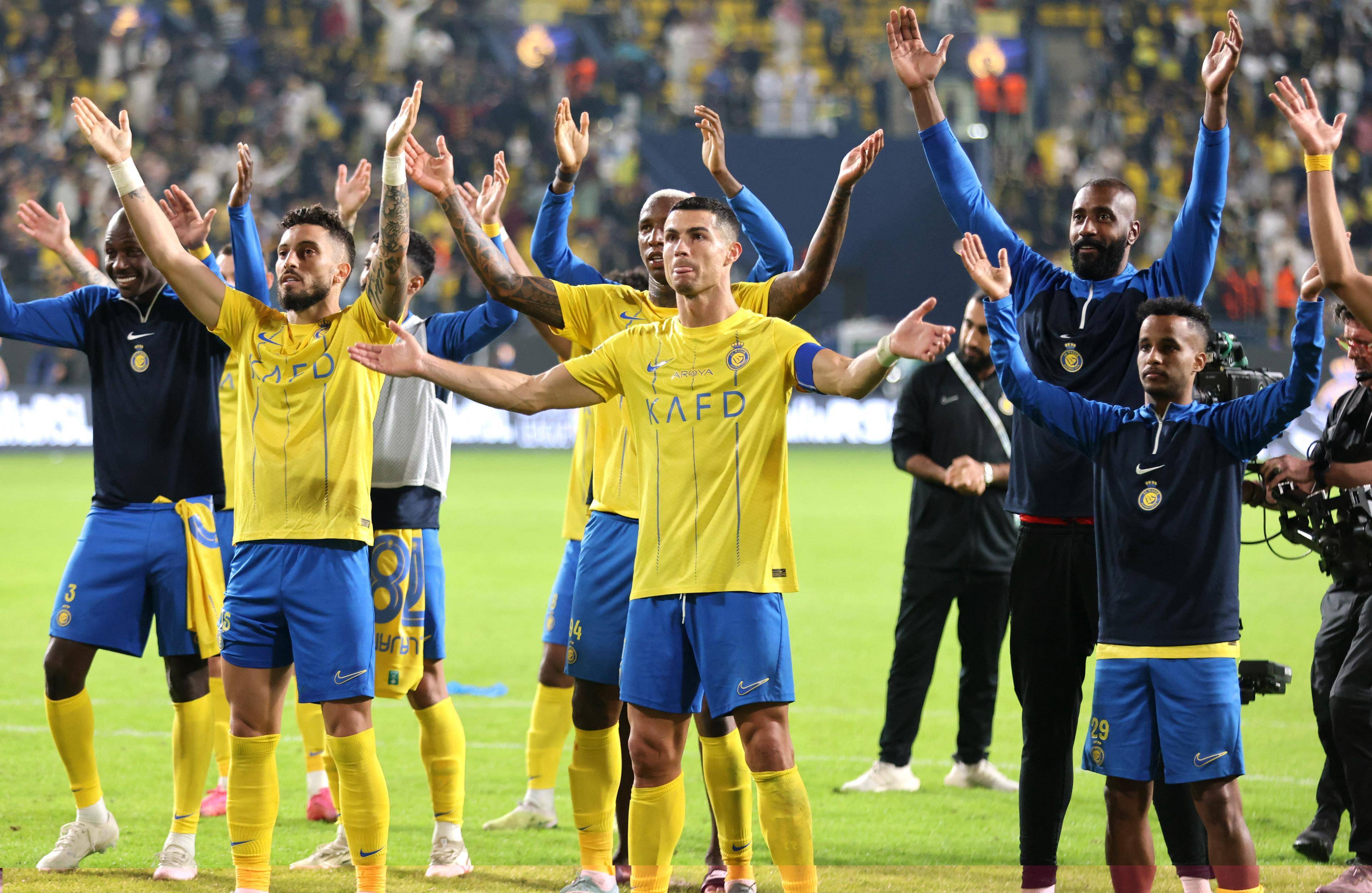 阿尔梅里亚球员赛后庆祝胜利！