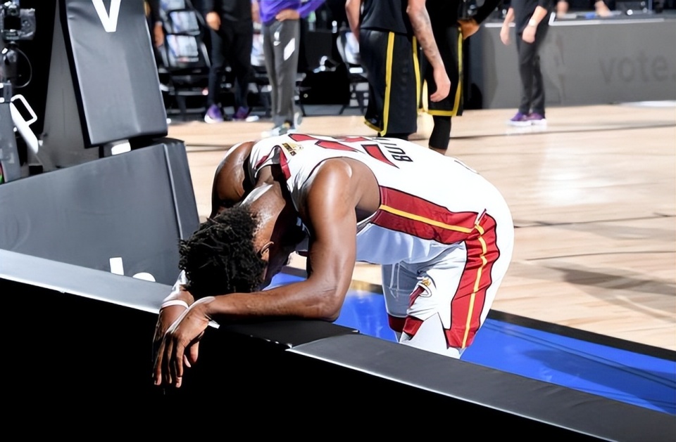 包含中国男篮爆冷湖人B队，阿德巴约高光表现的词条